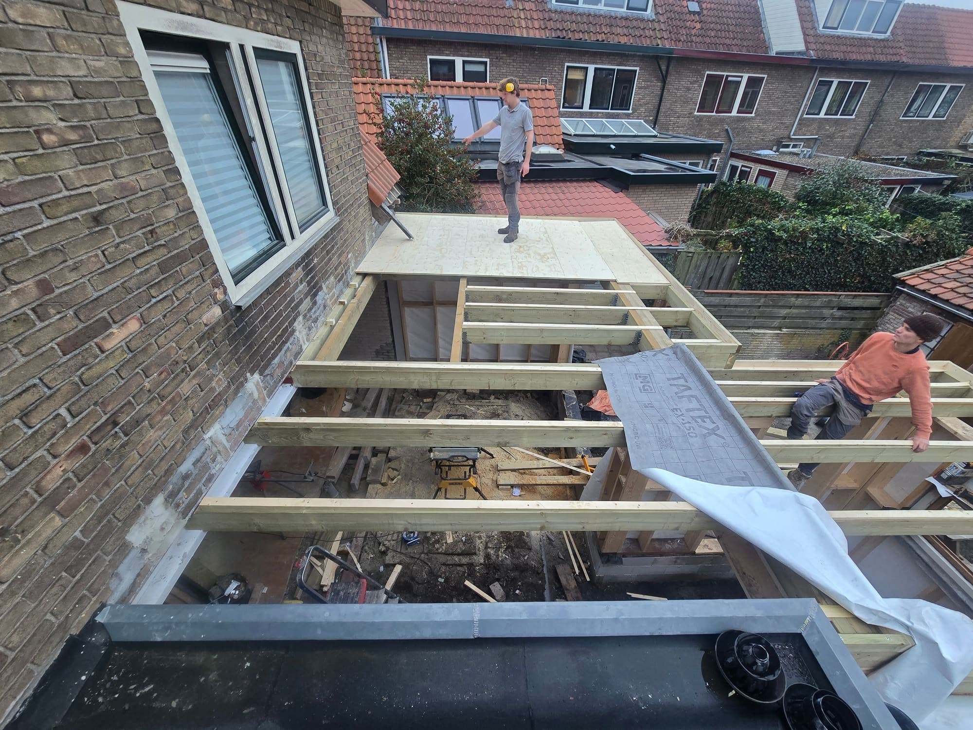 Dakopbouw in uitvoering met nieuwe houten balklaag, dakbeschot en zinken dakrand