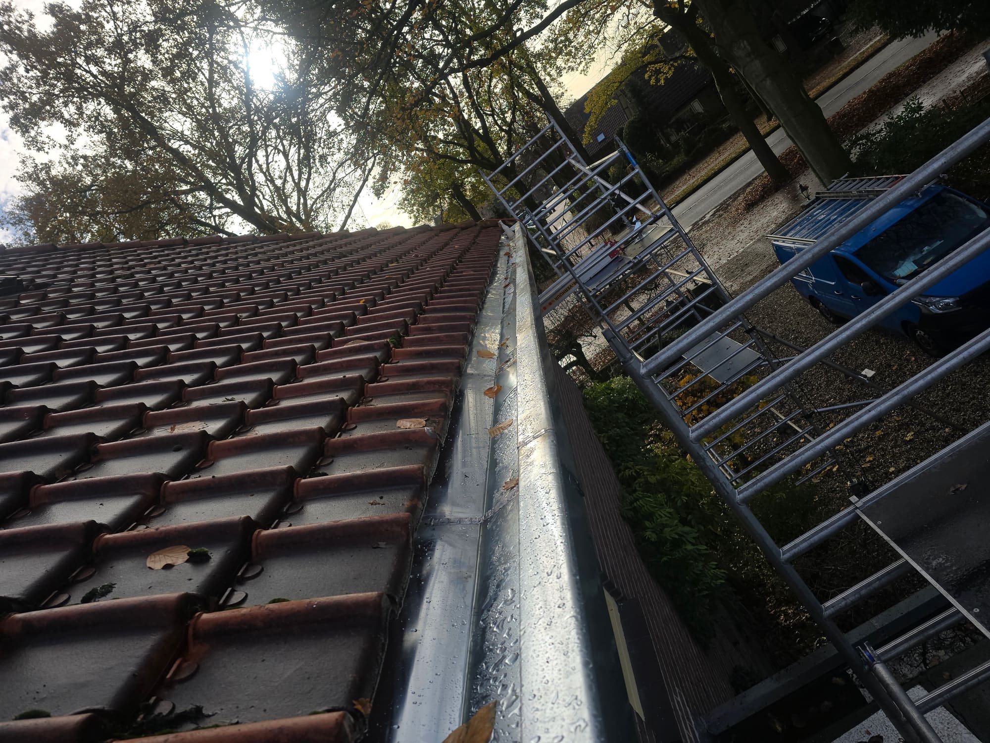Nieuwe zinken goot langs een pannendak, uitgevoerd door DZK Daktechniek
